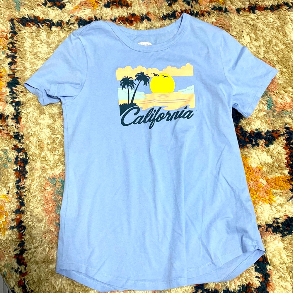 Never worn women’s Old Navy t-shirt size x-small